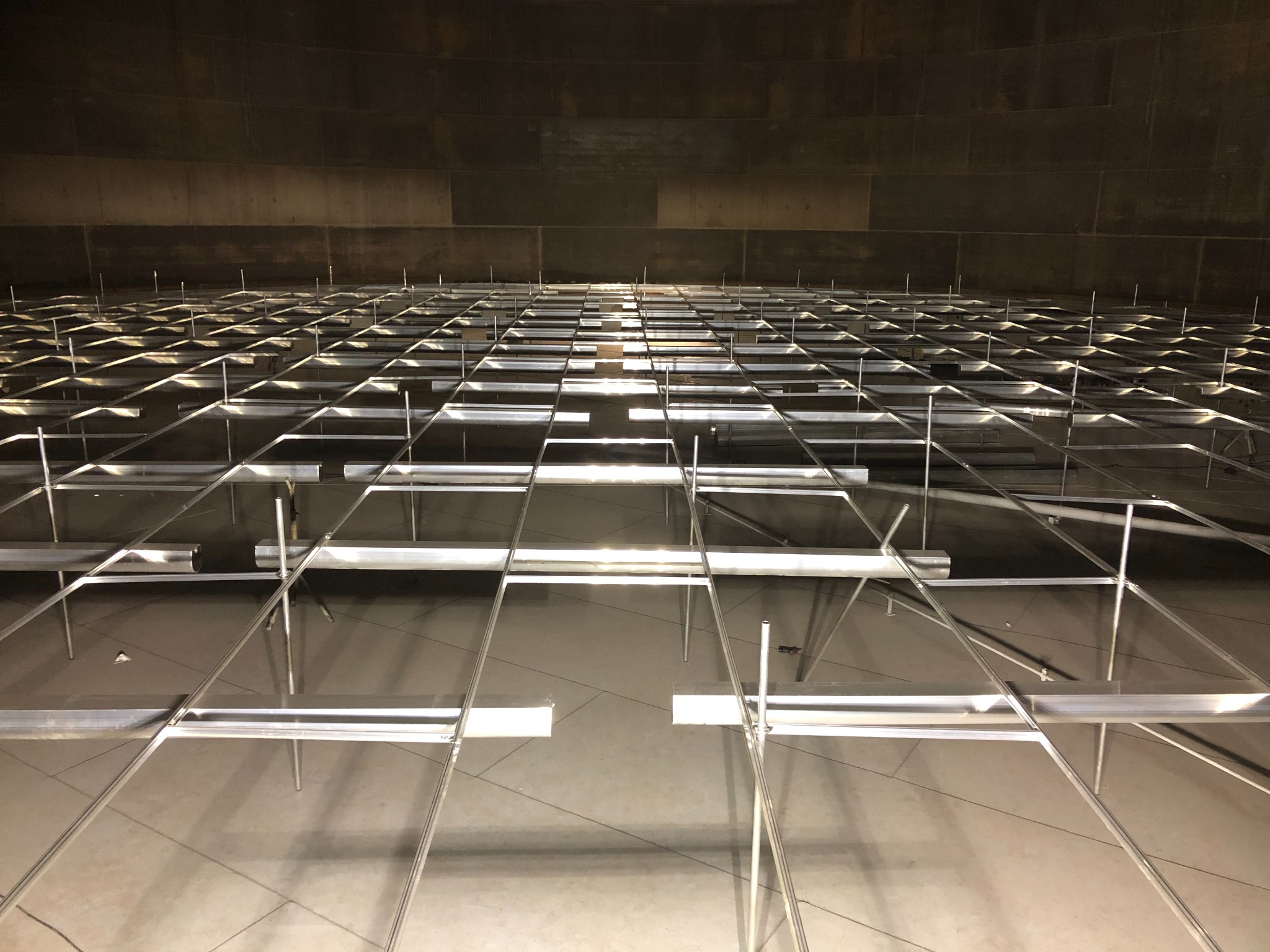 Internal floating roof structure inside a storage tank