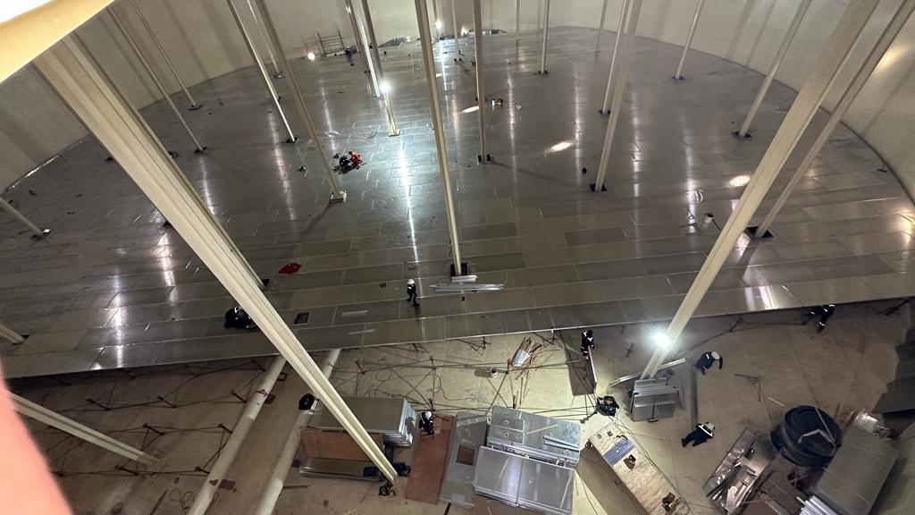Full-contact internal floating roof installed in a storage tank