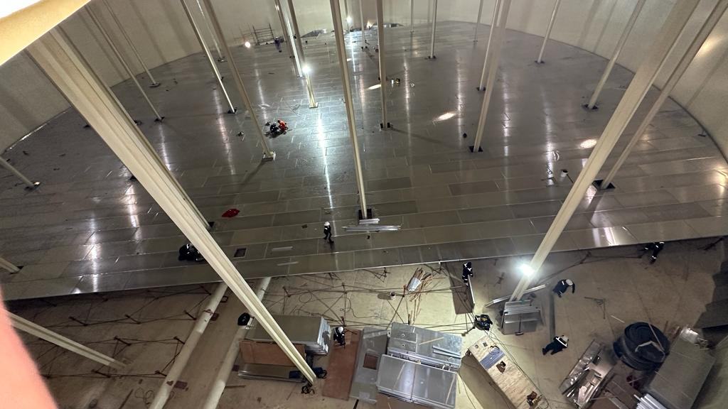 Full-contact aluminium internal floating roof inside a storage tank
