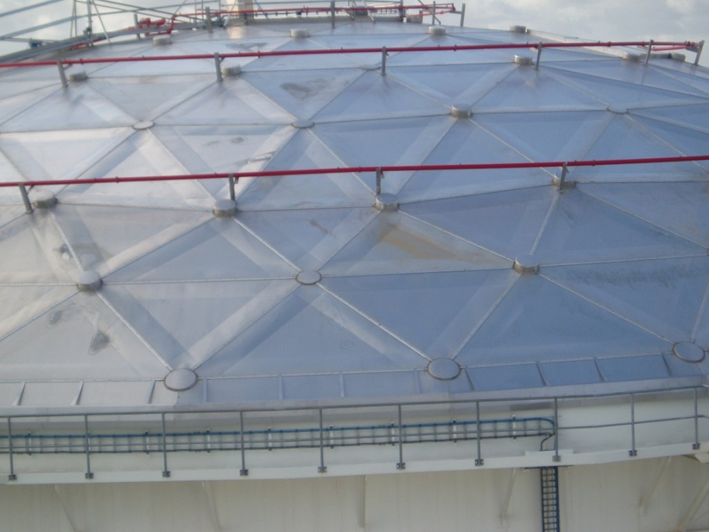 Aluminium geodesic dome roof on an aboveground storage tank