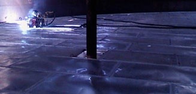 Full-contact aluminium internal floating roof deck in a storage tank