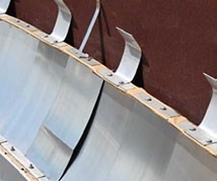 Metallic secondary seal plates at a floating roof rim
